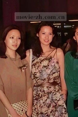 几何抽象封面：蓝灰底色与明黄方块